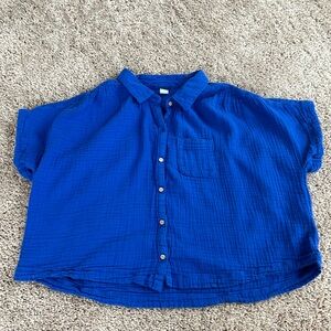 Old Navy short sleeve gauzy blue shirt. Size XS.